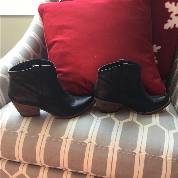 very volatile Shoes - NEW Very VOLATILE Black Banjo Leather Ankle Boots